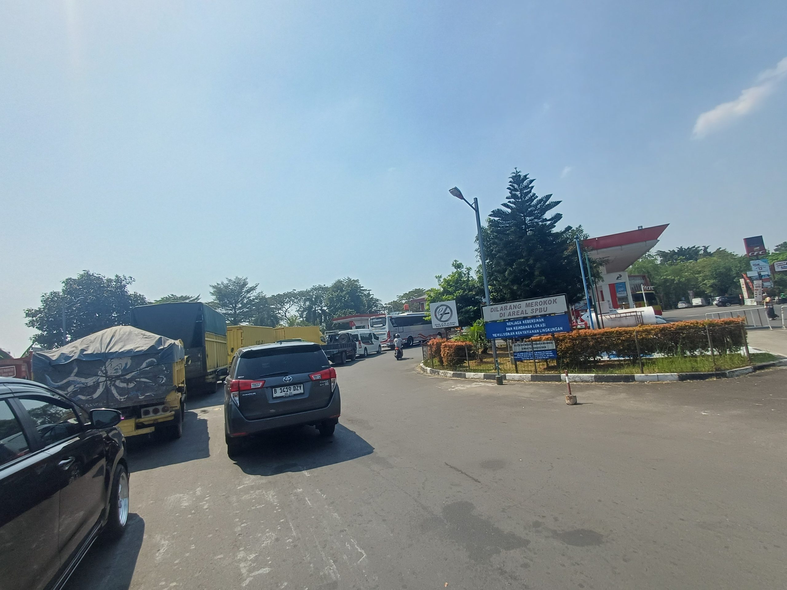 Harga Pertamax Naik, Antrean Mobil Pengisi Pertalite Mengular di SPBU Sudirman Tangerang